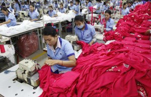 美媒：新冠大流行重创亚洲服装业