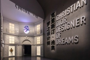 回顾 70 年的传奇历程，DIOR 的“梦之设计师”展在上海亮相了