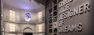回顾 70 年的传奇历程，DIOR 的“梦之设计师”展在上海亮相了