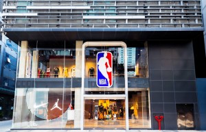占地2680平米！全球最大NBA旗舰店在广州揭幕 或成球迷社交全新目的地