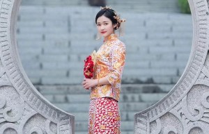 我是杭缎非遗传承人，我和香港珑御裙褂一道做了一件龙凤褂嫁衣
