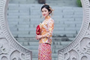 我是杭缎非遗传承人，我和香港珑御裙褂一道做了一件龙凤褂嫁衣